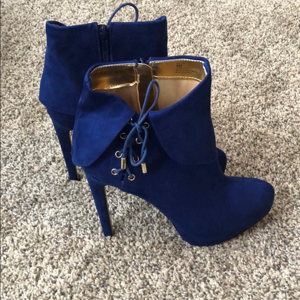 Thalia Sodi woman’s bootie heels size 8
